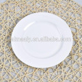 assiettes en porcelaine blanche